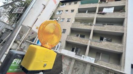 Mieter unter Druck. Gelegentlich versuchen schwarze Schafe Investoreninteressen mit Macht durchzusetzen – so scheint es. Modernisierungspläne, wie sie hier in Tiergarten durch eine Baustellenlampe signalisiert werden, sind indessen noch nicht ehrenrührig. Foto: dpa
