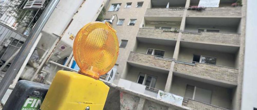 Mieter unter Druck. Gelegentlich versuchen schwarze Schafe Investoreninteressen mit Macht durchzusetzen – so scheint es. Modernisierungspläne, wie sie hier in Tiergarten durch eine Baustellenlampe signalisiert werden, sind indessen noch nicht ehrenrührig. Foto: dpa