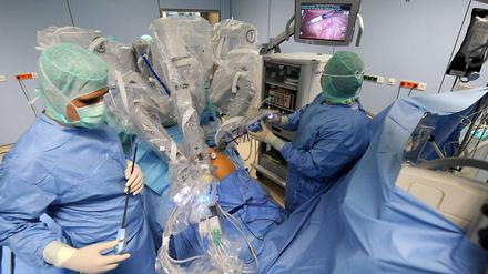 Die häufigste Behandlungsform von Prostatakrebs in deutschen Kliniken ist die radikale retropubische Prostatektomie, die Komplettentfernung der Drüse. Angesichts der vielen Nebenwirkungen durch solche Operationen plädieren Gesundheitsexperten, stärker über andere Therapieformen nachzudenken.