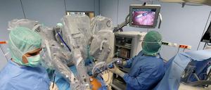 Die häufigste Behandlungsform von Prostatakrebs in deutschen Kliniken ist die radikale retropubische Prostatektomie, die Komplettentfernung der Drüse. Angesichts der vielen Nebenwirkungen durch solche Operationen plädieren Gesundheitsexperten, stärker über andere Therapieformen nachzudenken.