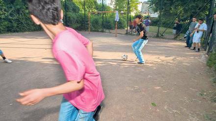 Der Boateng-Käfig. Wie das ehemalige Stadion Gesundbrunnen gehört auch dieser Bolzplatz an der Travemünder Straße zu Herthas Geschichte. Er ist ein Nachwuchsleistungszentrum aus Asphalt und Maschendraht. Jerome und Prince Boateng lernten hier das Spiel, das sie zu Stars gemacht hat.