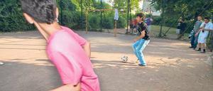 Der Boateng-Käfig. Wie das ehemalige Stadion Gesundbrunnen gehört auch dieser Bolzplatz an der Travemünder Straße zu Herthas Geschichte. Er ist ein Nachwuchsleistungszentrum aus Asphalt und Maschendraht. Jerome und Prince Boateng lernten hier das Spiel, das sie zu Stars gemacht hat.