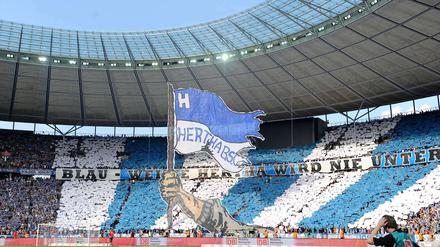 Tief im Osten. Hertha ist eigentlich ein Ostverein; gegründet in Prenzlauer Berg, groß geworden in Wedding und nun im Olympiastadion in ganz Berlin angekommen. Herthas Fans feiern in der Ostkurve ihre Mannschaft und zeigen auch nach dem Abstieg in die Zweite Liga Ihre Treue. 15.000 Dauerkarten sind bereits verkauft für die kommende Saison, in der es auch gegen den Lokalrivalen 1. FC Union geht. Am Samstag (28.7.) feiert Hertha sein 120-jähriges Vereinsjubiläum mit einem Spiel gegen Juventus Turin.