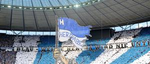 Tief im Osten. Hertha ist eigentlich ein Ostverein; gegründet in Prenzlauer Berg, groß geworden in Wedding und nun im Olympiastadion in ganz Berlin angekommen. Herthas Fans feiern in der Ostkurve ihre Mannschaft und zeigen auch nach dem Abstieg in die Zweite Liga Ihre Treue. 15.000 Dauerkarten sind bereits verkauft für die kommende Saison, in der es auch gegen den Lokalrivalen 1. FC Union geht. Am Samstag (28.7.) feiert Hertha sein 120-jähriges Vereinsjubiläum mit einem Spiel gegen Juventus Turin.