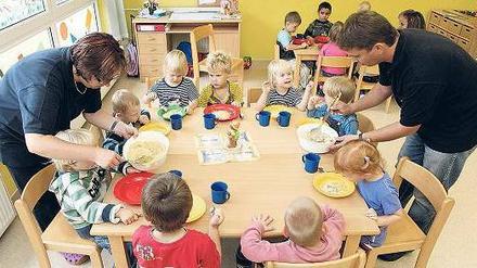 Ein bis zwei Jahre dauern die Vorbereitungskurse für die Erzieherprüfung. Bei den meisten Teilnehmern der Umschulungsmaßnahmen reicht das offenbar nicht aus. 
