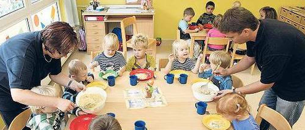 Ein bis zwei Jahre dauern die Vorbereitungskurse für die Erzieherprüfung. Bei den meisten Teilnehmern der Umschulungsmaßnahmen reicht das offenbar nicht aus. 