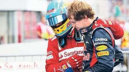 Nimm’s nicht so tragisch. Fernando Alonso (links), der Sieger von Hockenheim, tröstet Sebastian Vettel, der als Zweiter ins Ziel kam, aber noch zurückgestuft wurde. Foto: dapd