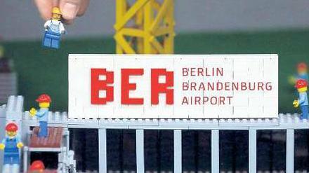 Ab auf die Baustelle. Weil im Keller des Sony-Centers wenig Platz ist, wird der Flughafen nicht komplett gebaut. Aber wenigstens sieht man hier Arbeiter. Foto: dpa/Stephanie Pilick