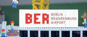 Ab auf die Baustelle. Weil im Keller des Sony-Centers wenig Platz ist, wird der Flughafen nicht komplett gebaut. Aber wenigstens sieht man hier Arbeiter. Foto: dpa/Stephanie Pilick