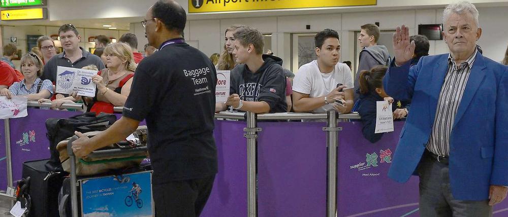 Kann links wie rechts: NOK-Ehrenpräsident Walther Tröger ist beidhändig – am Flughafen Heathrow winkt er mit rechts...
