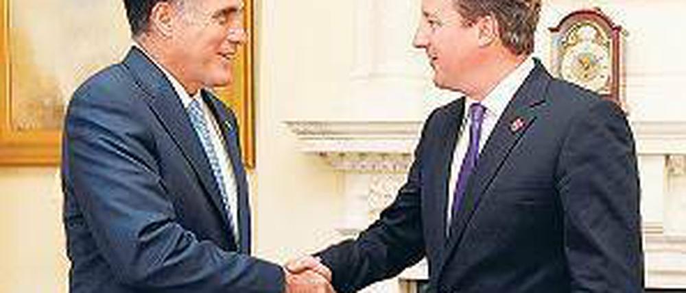 Willkommen? US-Präsidentschaftskandidat Mitt Romney (l.) zu Besuch beim britischen Premierminister David Cameron. Foto: AFP
