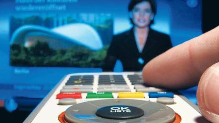 Und nun, die „Tagesschau“. Die öffentlich-rechtlichen Sender wollen nicht mehr dafür zahlen, dass Kabel Deutschland beispielsweise ihre Programme einspeist. Die Grundversorgung 18 Millionen deutscher TV-Haushalte steht infrage. Es muss neu verhandelt werden. Foto: dpa