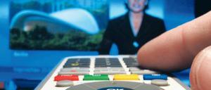 Und nun, die „Tagesschau“. Die öffentlich-rechtlichen Sender wollen nicht mehr dafür zahlen, dass Kabel Deutschland beispielsweise ihre Programme einspeist. Die Grundversorgung 18 Millionen deutscher TV-Haushalte steht infrage. Es muss neu verhandelt werden. Foto: dpa