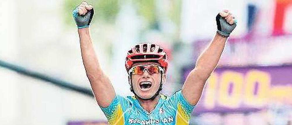 Hände hoch. Alexander Winokurow fuhr allen Konkurrenten bei der Entscheidung im Straßenrennen der Radsportler davon. 