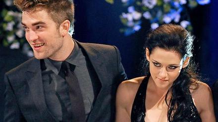 Keine Liebe hält ewig - auch nicht bei Vampiren. Nachdem publik wurde, dass Kirsten Stewart ihren Freund Robert Pattinson betrogen hatte, verließ er mit gepackten Sachen die gemeinsame Wohnung.