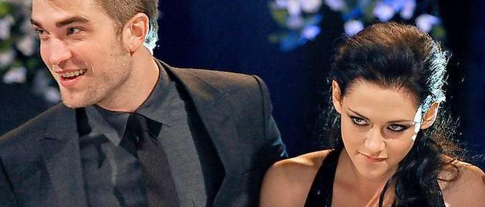 Keine Liebe hält ewig - auch nicht bei Vampiren. Nachdem publik wurde, dass Kirsten Stewart ihren Freund Robert Pattinson betrogen hatte, verließ er mit gepackten Sachen die gemeinsame Wohnung.