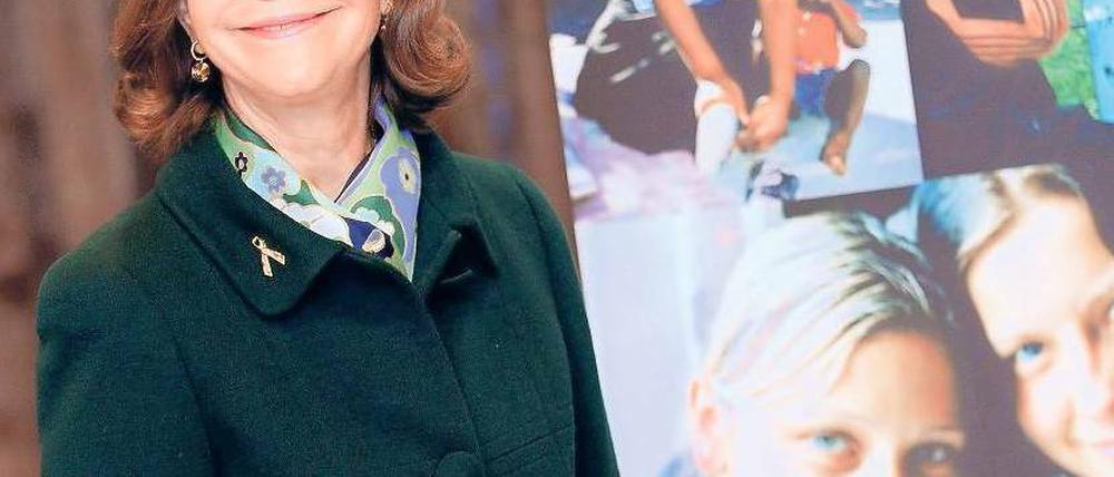Königin der Kinder. Königin Silvia stellte ihre Stiftung schon in der Schwedischen Botschaft in Tiergarten vor. Foto: Gottschalk/ddp