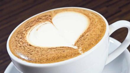 Hhmmm! Pulver in den Filter, Wasser in die Maschine, Knopf drücken, fertig? So wird das nichts. Ein richtig guter Kaffee braucht mehr. Baristas sind Experten auf dem Gebiet. Foto: dpa