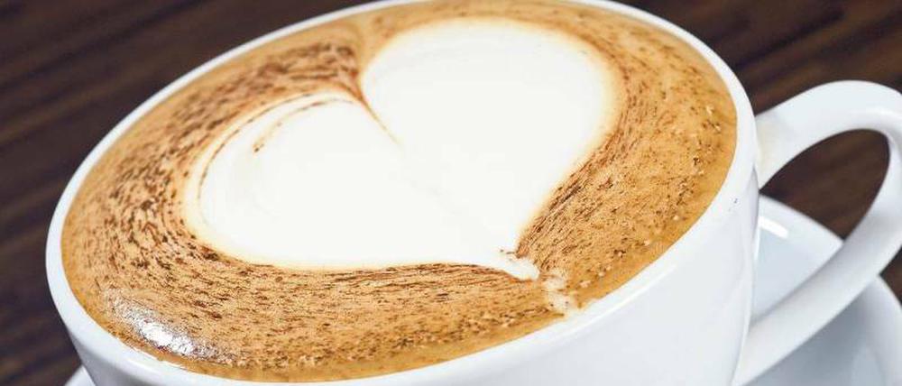 Hhmmm! Pulver in den Filter, Wasser in die Maschine, Knopf drücken, fertig? So wird das nichts. Ein richtig guter Kaffee braucht mehr. Baristas sind Experten auf dem Gebiet. Foto: dpa