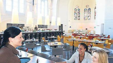Umgebaut für weltliche Zwecke. Die ehemalige Martini-Kirche in Bielefeld beheimatet heute ein Café. Foto: dpa