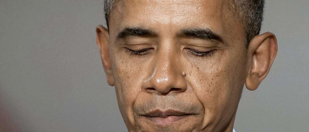 Obama sichtlich betroffen, bei seiner Rede zur Gedenken der Opfer des Kinoattentats, am Universitätsklinikum von Colorado.