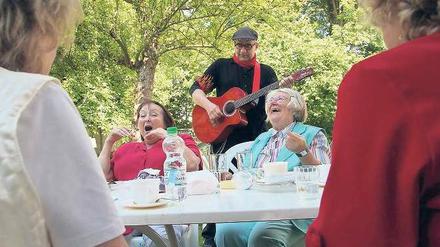 Senioren in Aufruhr. Der Ruhm der Aktivisten aus der Stillen Straße in Pankow ist bereits bis Großbritannien und Iran gedrungen. An diesem Nachmittag gibt es gerade polnischen Solidaritätsbesuch und ein Musiker einer Kreuzberger Initiative schaut ebenfalls aus diesem Grund vorbei.Foto: Björn Kietzmann