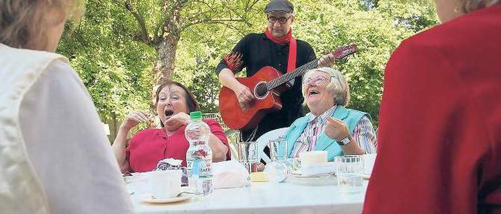 Senioren in Aufruhr. Der Ruhm der Aktivisten aus der Stillen Straße in Pankow ist bereits bis Großbritannien und Iran gedrungen. An diesem Nachmittag gibt es gerade polnischen Solidaritätsbesuch und ein Musiker einer Kreuzberger Initiative schaut ebenfalls aus diesem Grund vorbei.Foto: Björn Kietzmann