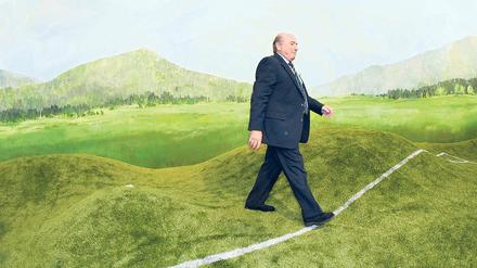 Die Welt, wie sie ihm gefällt. Joseph Blatter spaziert durch eine Papplandschaft, das war 2006 kurz vor dem Beginn der WM in Deutschland, die er unlängst verunglimpfte. 