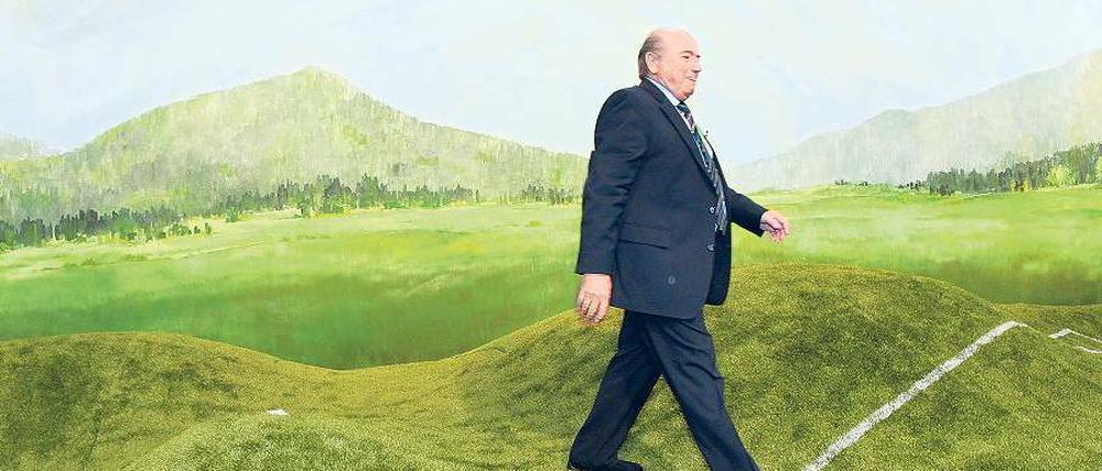 Die Welt, wie sie ihm gefällt. Joseph Blatter spaziert durch eine Papplandschaft, das war 2006 kurz vor dem Beginn der WM in Deutschland, die er unlängst verunglimpfte.
