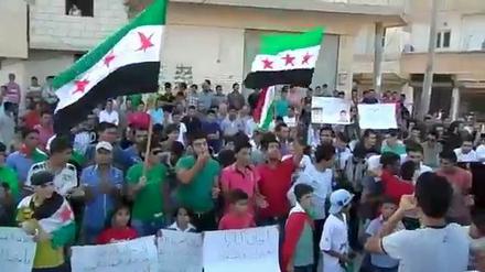 Der Ausschnitt eines YouTube-Videos vom 26.07.2012 zeigt eine Versammlung von syrischen Oppositionellen in Aleppo.