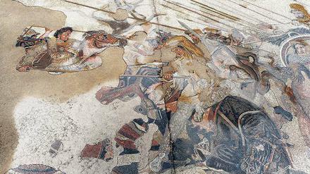 Riss durch die Geschichte: Detail aus dem „Alexandermosaik“, das 1831 in Pompeji ausgegraben wurde. Es zeigt Alexander den Großen (links oben), vermutlich in der Schlacht von Issos (333 v. Chr.) gegen den Perserkönig Dareios III. 