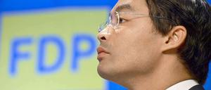 Wirtschaftminister Philipp Rösler (FDP) torpediert Angela Merkels Europapolitik und will Medikamentpreise erhöhen - so vergrault er auch die letzten Wähler die FDP.