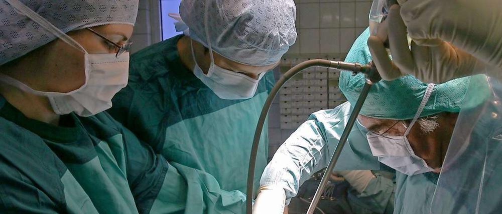 In Göttingen ermittelt die Staatsanwaltschaft nun gegen zwei Ärzte der Uni-Klinik wegen Korruption und Tötungsdelikten.