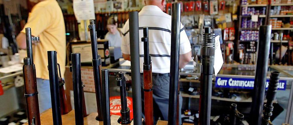 Waffen shoppen, beinahe wie im Supermarkt. In den USA ist es wie hier in Kansas möglich. Handfeuerwaffen und Gewehre töten mehr Menschen als Panzer und Raketen.