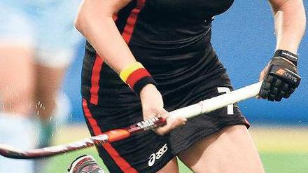 Sie kennt das Spiel. Natascha Keller holte 2004 Gold mit dem Hockeyteam. Foto: dpa