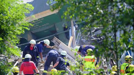 Nach einer mehr als 12-stündigen Suche ist der verschüttete Bahnarbeiter am Dienstagnachmittag gefunden worden.