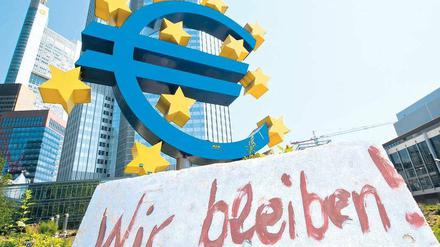 Bleiberecht. Ein Euro-Austritt muss nach Meinung der Ökonomen verhindert werden. Auch die Occupy-Camp-Bewohner in Frankfurt am Main wollen die „Euro-Zone“ nicht verlassen, aber den Banken die Geschäfte erschweren. Foto: dpa-Bildfunk