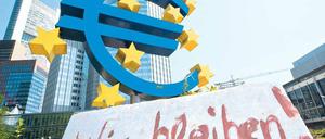 Bleiberecht. Ein Euro-Austritt muss nach Meinung der Ökonomen verhindert werden. Auch die Occupy-Camp-Bewohner in Frankfurt am Main wollen die „Euro-Zone“ nicht verlassen, aber den Banken die Geschäfte erschweren. Foto: dpa-Bildfunk