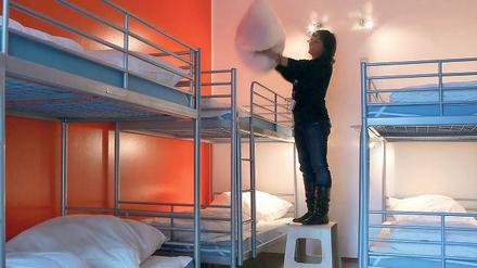 Schlafen statt glotzen. In den Hostelzimmern stehen zwar in der Regel mehrere Betten, einen TV-Apparat sucht man aber oft vergebens. Die Gäste in Low-Budget-Unterkünften haben besseres zu tun, als vor dem Fernseher zu sitzen. 