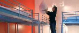 Schlafen statt glotzen. In den Hostelzimmern stehen zwar in der Regel mehrere Betten, einen TV-Apparat sucht man aber oft vergebens. Die Gäste in Low-Budget-Unterkünften haben besseres zu tun, als vor dem Fernseher zu sitzen. 