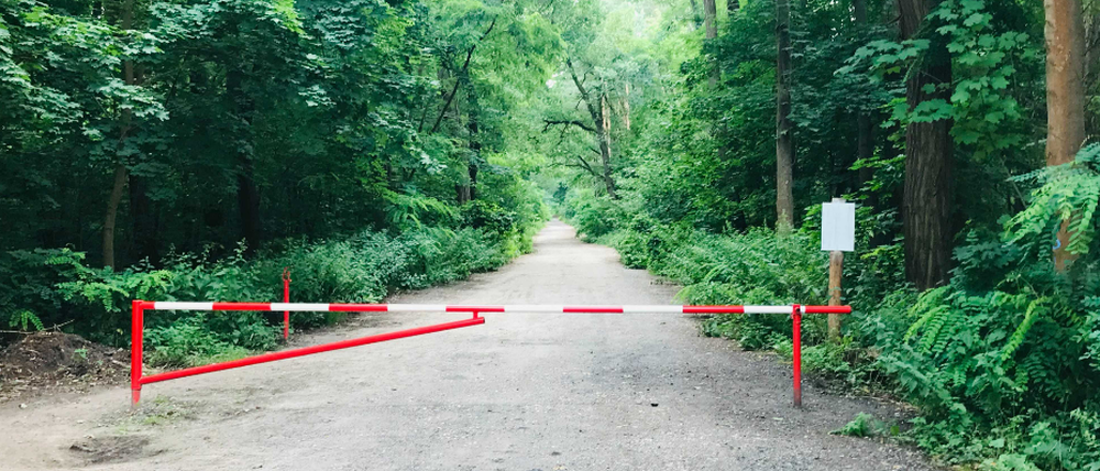 Die Schranke am Außenweg