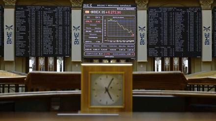 An den Börsen in Madrid Ibex und Mailand sackten die Kurse im Schnitt um drei bis über vier Prozent ab. Der Euro rutschte erstmals seit zwei Jahren wieder unter die Marke von 1,21 Dollar. 