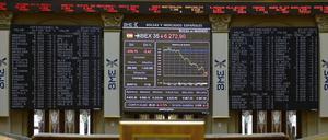 An den Börsen in Madrid Ibex und Mailand sackten die Kurse im Schnitt um drei bis über vier Prozent ab. Der Euro rutschte erstmals seit zwei Jahren wieder unter die Marke von 1,21 Dollar. 