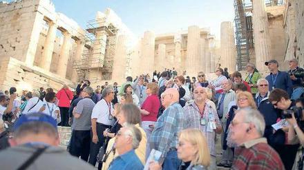 Anziehungspunkt. Urlauber drängen sich an den Propyläen der Akropolis. 