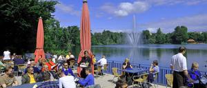 ... oder in Gesellschaft: Auf der Terrasse des Café Milchhäuschen am Weißen See.