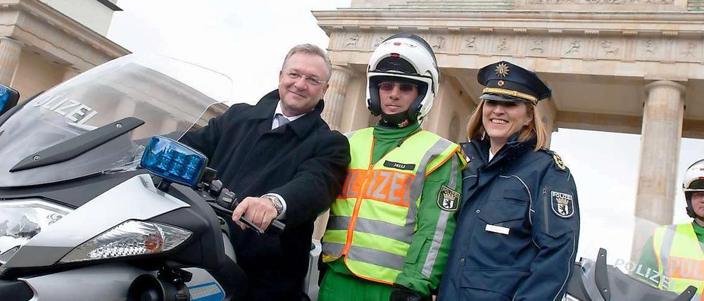 Statt in seiner Behörde herumzusitzen, sucht Innensenator Frank Henkel lieber das Rampenlicht.