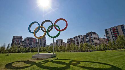 Im olympischen Dorf feiern, essen und schlafen die Sportler.