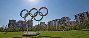 Im olympischen Dorf feiern, essen und schlafen die Sportler.