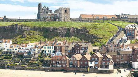 Hoch über Stadt und Strand thront Whitby Abbey an der Nordostküste der englischen Grafschaft Yorkshire. Foto: mauritius images