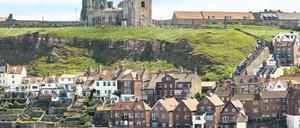 Hoch über Stadt und Strand thront Whitby Abbey an der Nordostküste der englischen Grafschaft Yorkshire. Foto: mauritius images